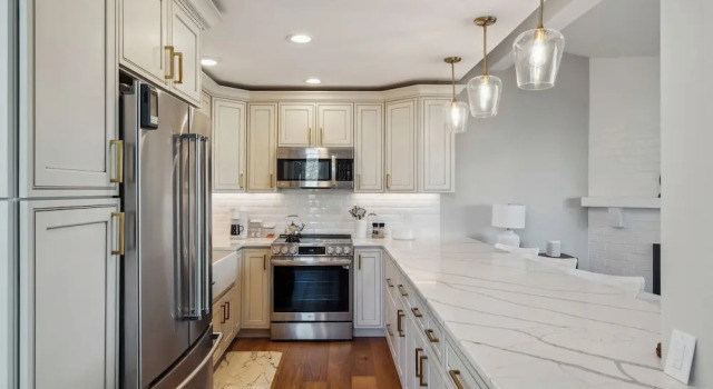 Апартаменты Elegant 4-season Lake Geneva Condo w/ Fireplace!