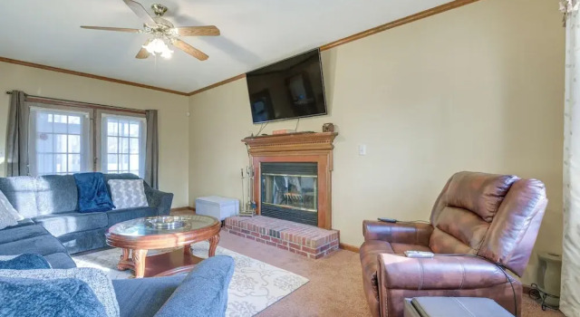 Lovely Fayetteville Home: Deck & Fireplace!, Забронировать Дом для отпуска Фаеттевилле Северная Каролина