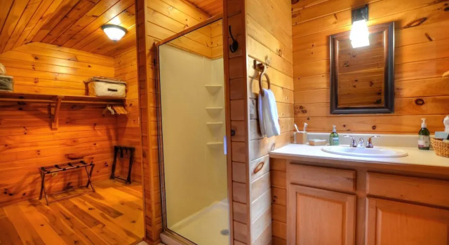 Moonshiner's Hideaway 2 Bedrooms 2 Bathrooms Cabin, Забронировать Отель Отели в центре Брайсон-Сити, в центре