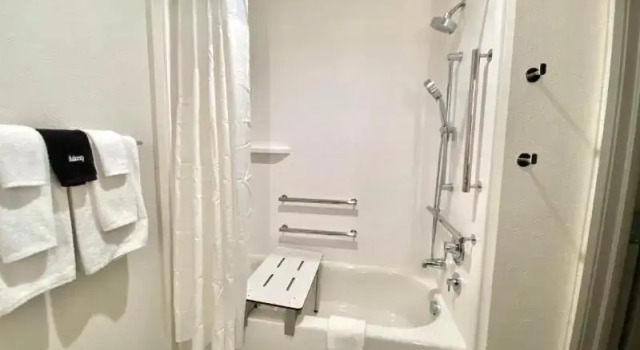 Двухместный номер Standard с балконом Holiday Inn Express & Suites Elyria by IHG
