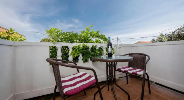 Apartments Debelić, Prenota Appartamento Hotel a Isole Quarnerine con parcheggio, Parcheggio