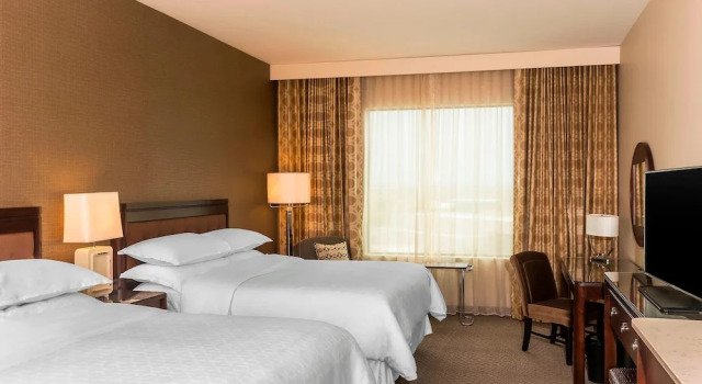 Полулюкс Sheraton Mesa Hotel at Wrigleyville West