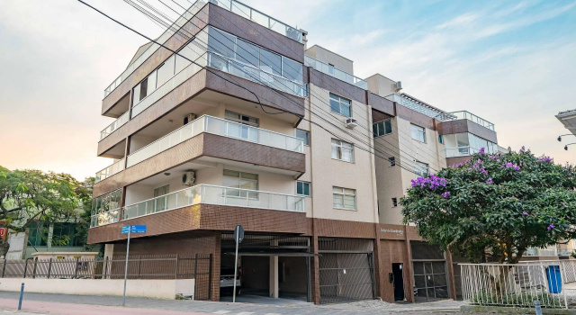 Amplo Apartamento a 50 metros da Praia de Bombinhas