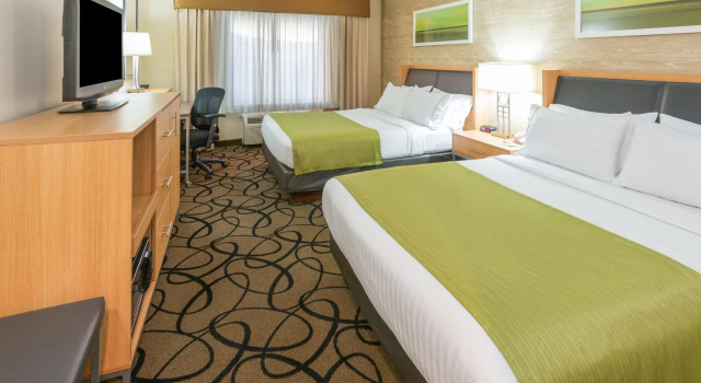 Четырёхместный номер Standard Holiday Inn Express Hotel and Suites - Henderson by IHG