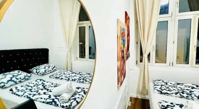 Spacious Private Rooms in 5BR Apartment Near Atzgersdorf Station, Rezerwuj Apartament Hotele w Wiedeń z parkingiem, Parking