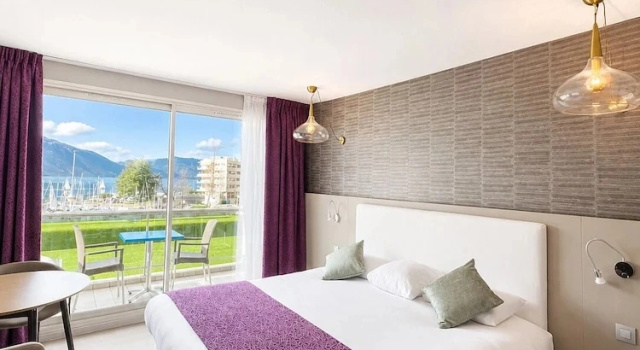 Двухместный номер Standard с балконом и с видом на озеро Logis Hôtel & Spa Marina dAdelphia