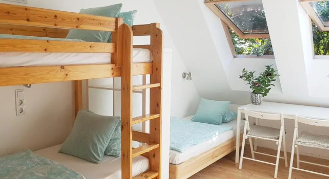 Кровать в общем номере Shantee House