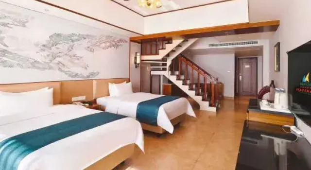 Трёхместный семейный люкс Дуплекс с видом на море West Gulf Holiday Hotel