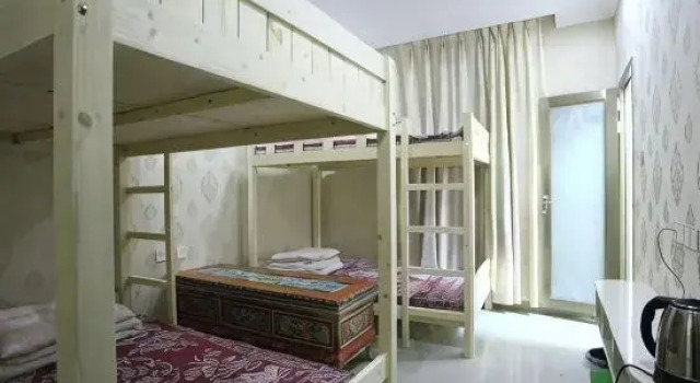 Кровать в общем номере (женский номер) Zhaxi Zhuokang Youth Hostel