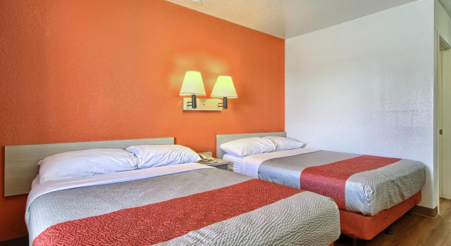 Четырёхместный номер Standard Motel 6-Fresno, CA - Blackstone North