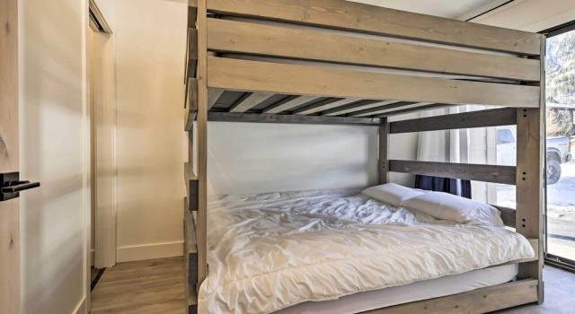 Апартаменты Chic Condo w/ Fireplace: Walk to Main St Frisco!