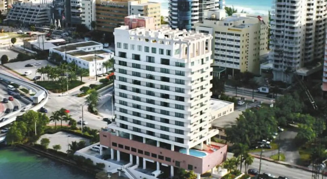 Kitchenette & Valet Parking With a Balcony in Miami Beach