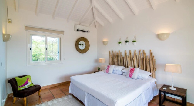 Walk to the Beach, Pool, AC, Free Wifi, Concierge Service, Near Shops, Restaurants