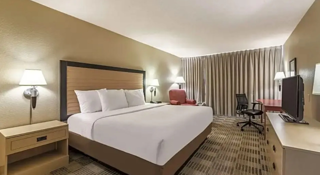 Двухместный номер Deluxe Ramada Inn by Wyndham Fairfield NJ