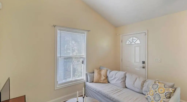Large 1 BR carriage house in historic SPR, Rezerwuj Hotel Jacksonville Floryda, w pobliżu Springfield Park