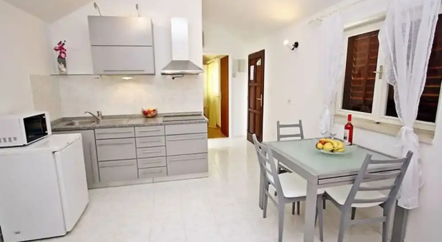 Ivi - 100 m From sea - H, Varaa Hotelli Hotellit Split-Dalmatia pysäköinnillä, Pysäköinti