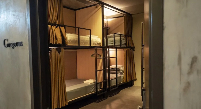 Кровать в общем номере Zenz Hotel