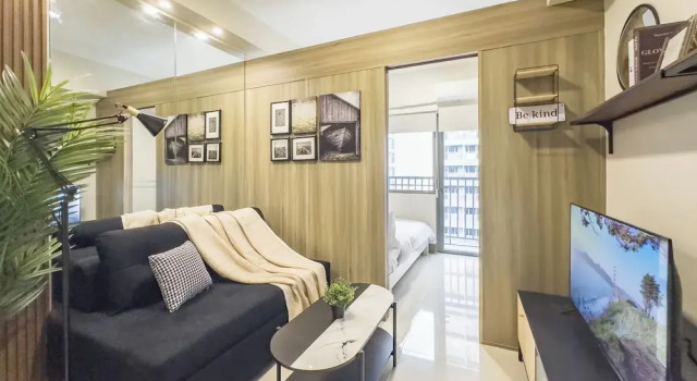 Двухместный номер Standard с балконом и с видом на бассейн GemstoneBR in SMDC Fame Residences