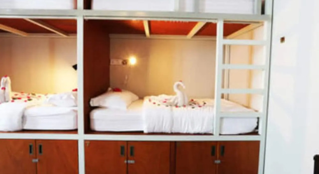 Кровать в общем номере Little Yangon Hostel