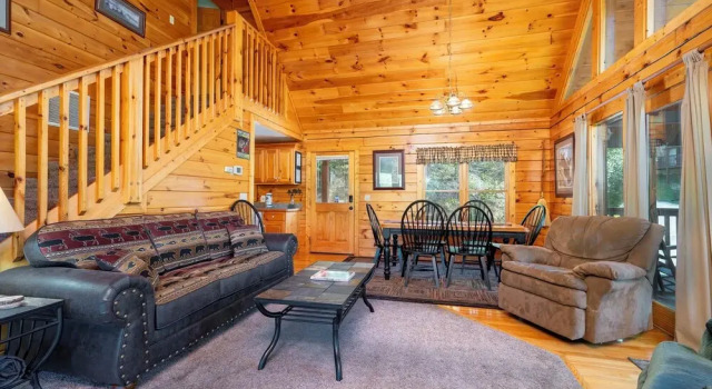 Hot Tub & Game Room: Log Cabin 2 Mi to Ripleys!
