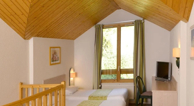 Семейный номер Standard с балконом Logis Hôtel Le Bois Dormant-Hôtel Restaurant & Spa
