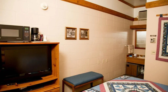 Lark Inn, Book Hotel Hoteller i Tomah med parkering, Parkering