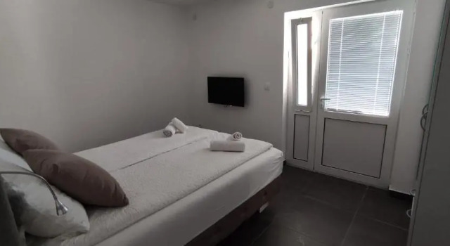 Zoran Apartments, Забронировать Апартаменты/квартира Отели Свети-Стефан с парковкой, рядом с Пляж Црвена Главица, Парковка