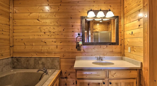 Коттедж c 1 комнатой с балконом Pigeon Forge Mountain Cabin: Hot Tub & Resort Pool