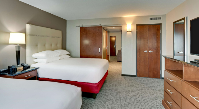 Четырёхместный люкс с 2 комнатами Drury Plaza Hotel St. Paul Downtown