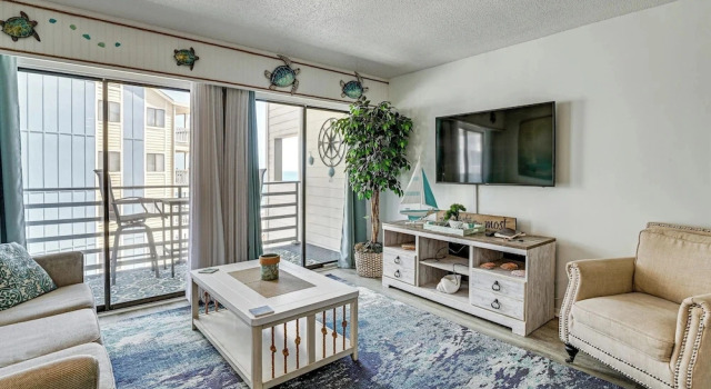 Walk to Pool & Beach! 3rd-floor Murrells Inlet Gem, Забронировать Апартаменты/квартира Пляж Гарден-Сити Южная Каролина