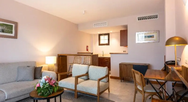 Четырёхместная вилла с балконом Hotel Suite Villa Maria