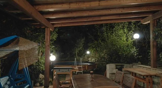 Апартаменты Appartamento con veranda, giardino e piscina