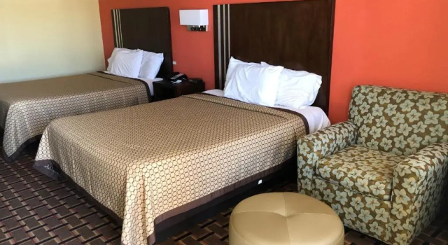 Четырёхместный номер Standard La Grange Executive Inn and Suites