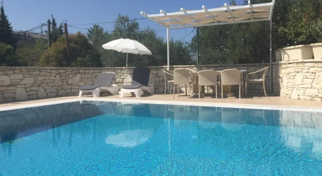 Villa Petrino - central flat location within Kassiopi. Sleeps 8, Забронировать Вилла Кассиопи 