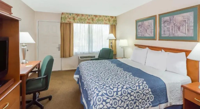 Номер Standard Days Inn by Wyndham Fort Myers Springs Resort