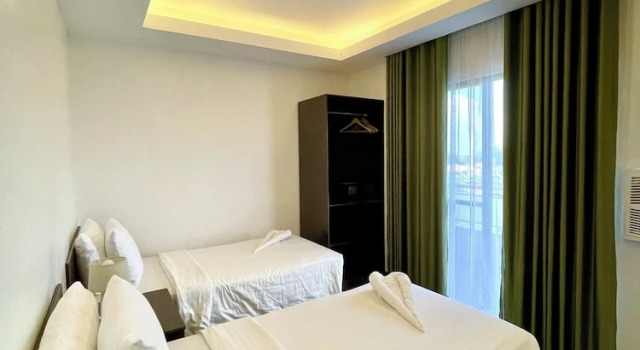 Номер Deluxe Palmbeach Resort Mactan Cebu powered by Cocotel