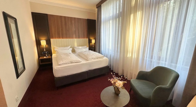 Люкс с балконом Hotel Am Schloss Aurich
