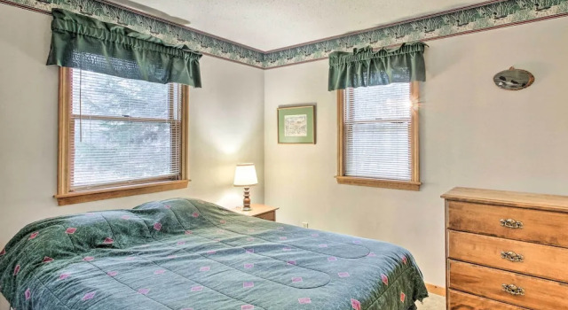 Lakeview Forest Cabin w/ Deck < 1/2 Mile to Beach!, จอง โรงแรม Madison นิวแฮมป์เชียร์