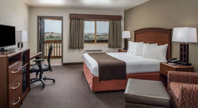 Двухместный номер Superior с балконом AmericInn by Wyndham Belle Fourche