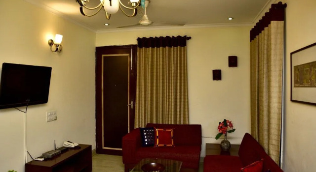 Woodpecker - 2 Bedroom Service Apartment, Забронировать Апартаменты/квартира Отели Нью-Дели с парковкой, рядом с Частная клиника Rosewalk Healthcare, Парковка