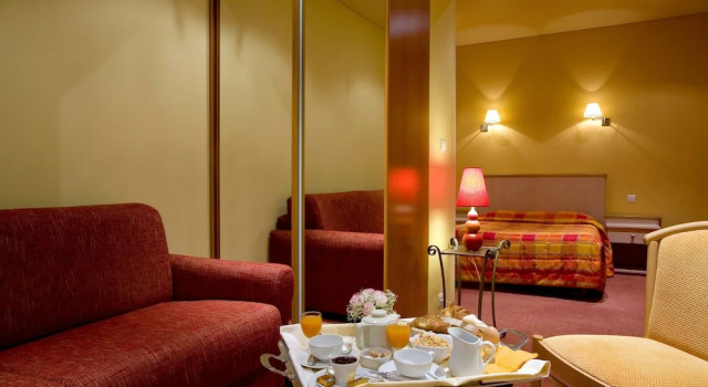 Четырёхместный номер Standard Logis Hotel Le Parc