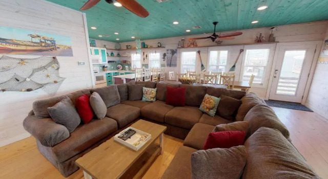 OV23 House on Stilts with Beachy Decor, Located near Beach, Balcony, Shared Pool
