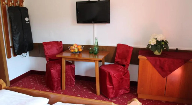 Четырёхместный номер Standard с балконом Hotel Lindwurm
