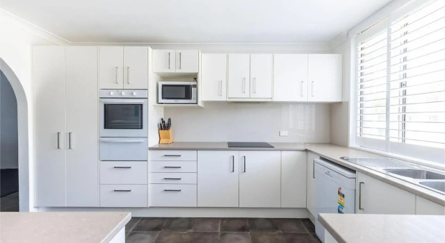 The Dunes15 38 Marine Dr fabulous unit with pool tennis court and across the road to the beach