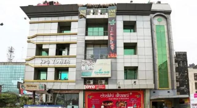 OYO 13602 Hotel The Town House