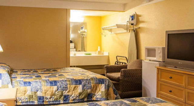 Четырёхместный номер Standard Relax Inn Saint Charles