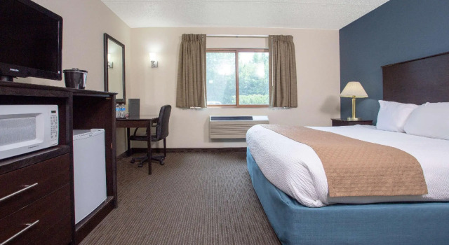 Двухместный номер Standard AmericInn by Wyndham Green Bay West