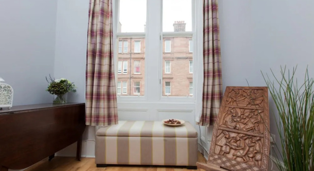 Traditional 1BR Tenement in Leith Walk Area for 2, Забронировать Отель Отели Эдинбурга с парковкой, рядом с «Калтон-Хилл», Парковка