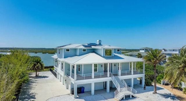 Коттедж 400 Steps to Sand Waterfront Luxury w Dock Pool