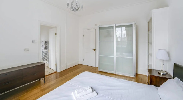 Bright 2 Bed in West Kensington W/balcony